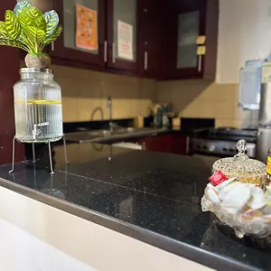 The Journey - Infront Of Tram-metro, Access To Beach, Pool & Gym - Enjoy Our Seaview - Coworking Space - Resident Housekeeping - Inhouse Food Menu - All At Jumierah Beach Residence, Marina Хостел